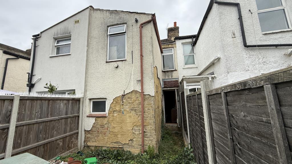 Lot: 56 - TERRACED HOUSE FOR REFURBISHMENT - External image of rear of house from garden